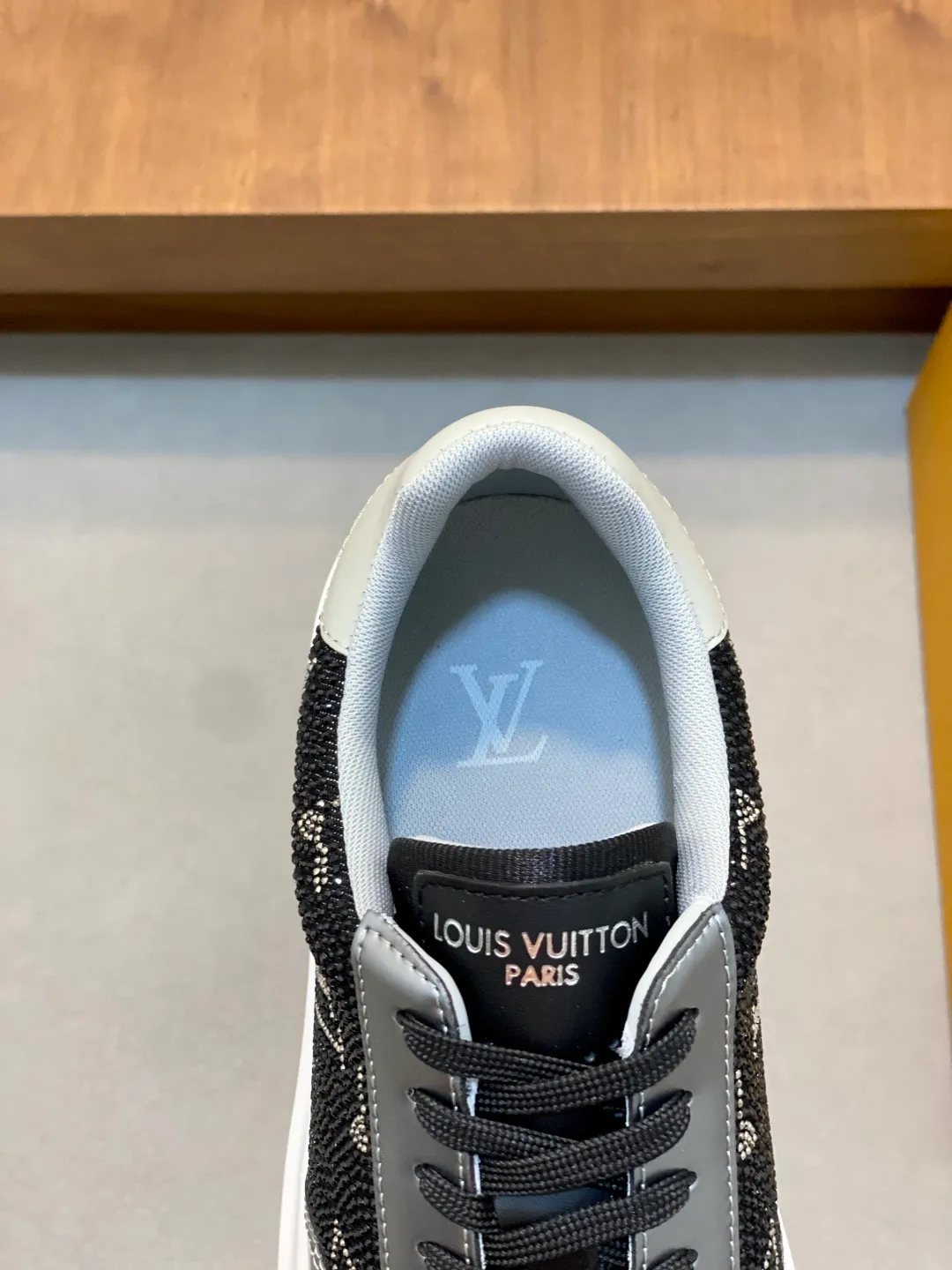 Men's shoes 💰760¥ ••New arrivals•• 2025FW•LV TRAINER hot diamond starry 💎retro sneakers! Lou* V～Made in Wanduan️original and authentic goods! Original imported top-grade anti-velvet cowhide • Hot-stamped imported Czech diamonds 💠 Fabric mesh lining for feet ➕ Original TPU combination sole ~ Lasting technology • Comfortable and durable!  Size: 38-44 (Male 45 46 customized)